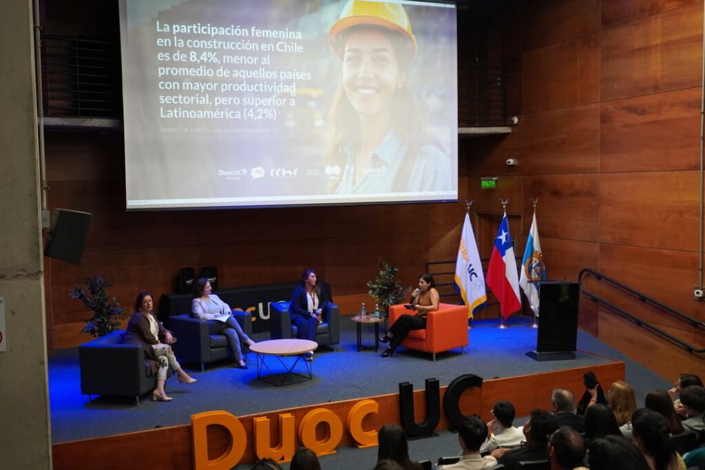 panel conversatorio mujeres en la construccion