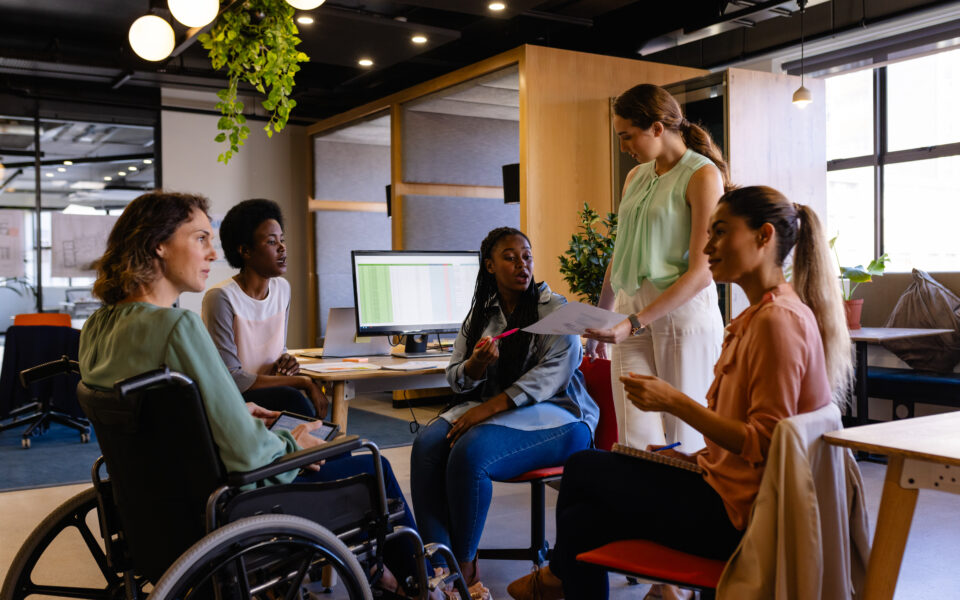 hombre con discapacidad trabajando en equipo, resaltando la inclusión laboral Gestión de inclusión laboral de personas con discapacidad