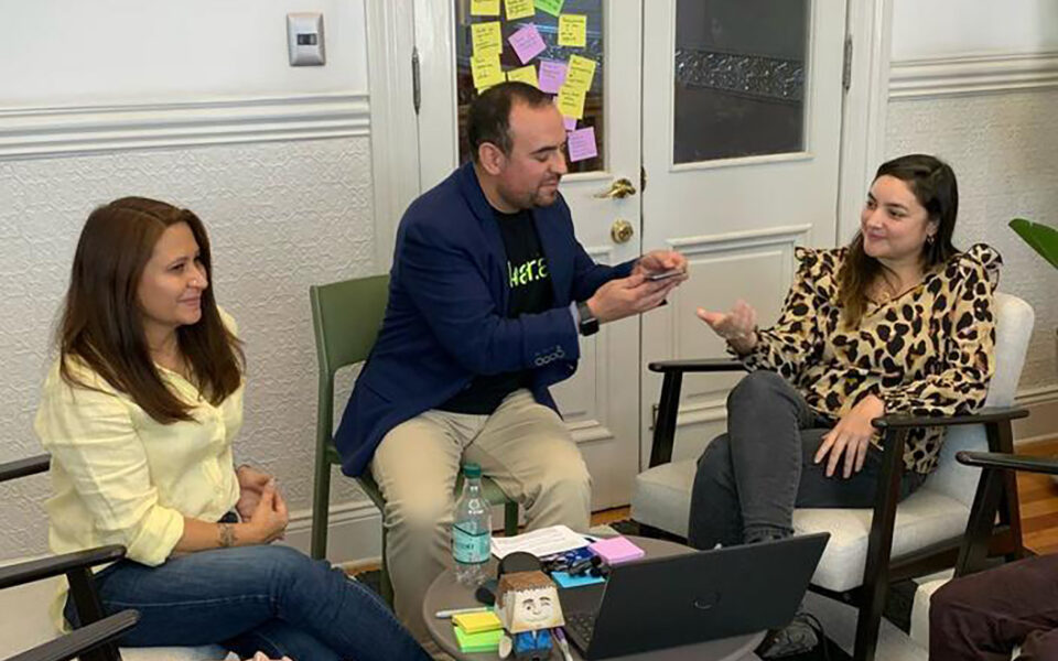 El proyecto busca fortalecer las competencias docentes mediante el uso de IA generativa, promoviendo metodologías innovadoras, herramientas digitales y una reflexión crítica sobre su impacto en la formación técnica profesional.