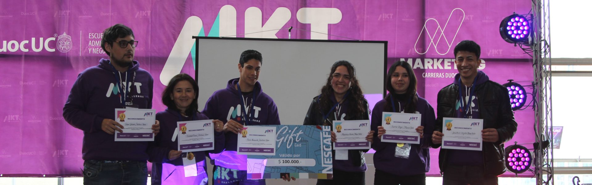 Equipo de estudiantes celebrando en MKT Challenge