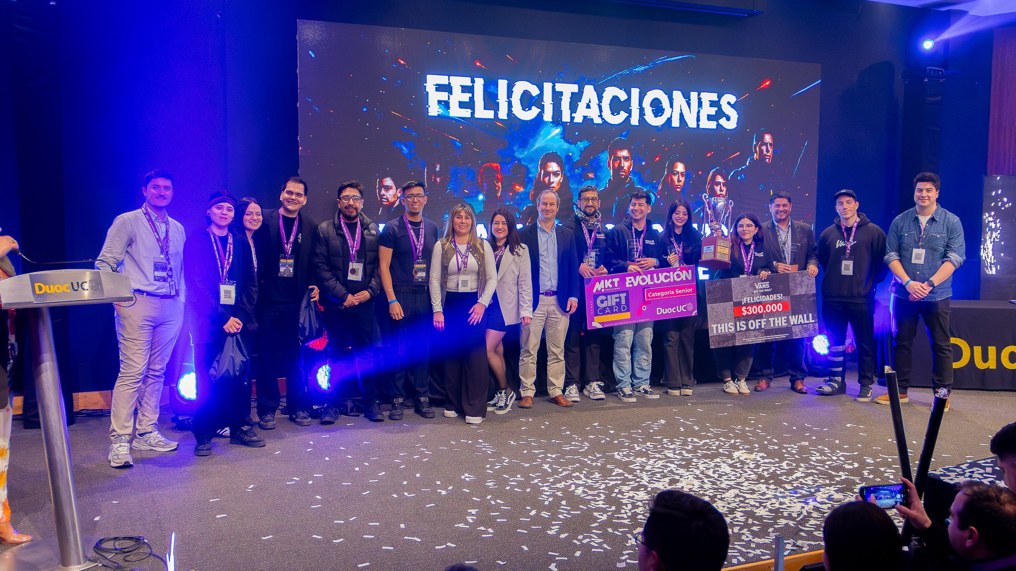 Equipo presentando su propuesta de marketing