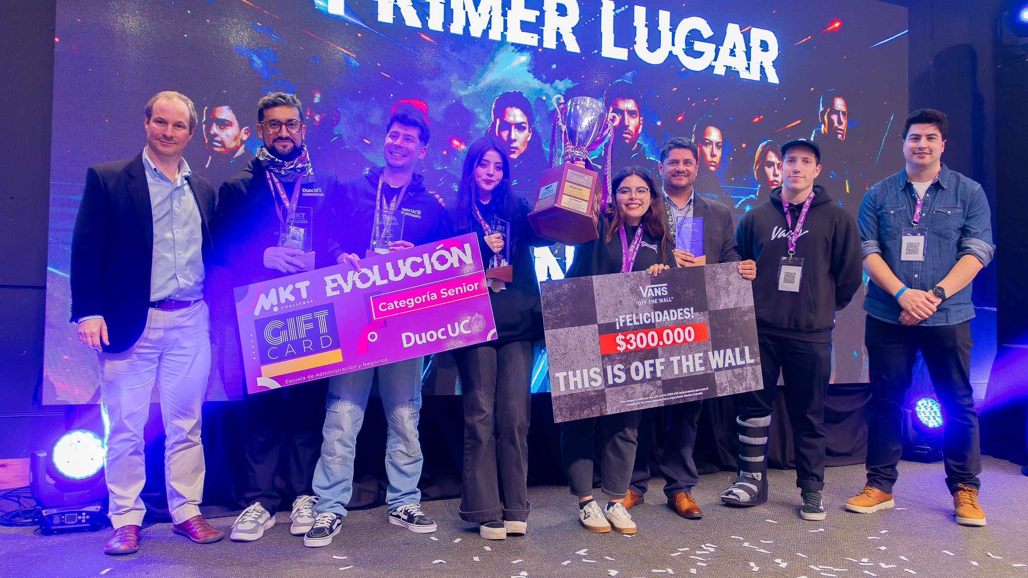 Equipo ganador de MKT Challenge en el escenario